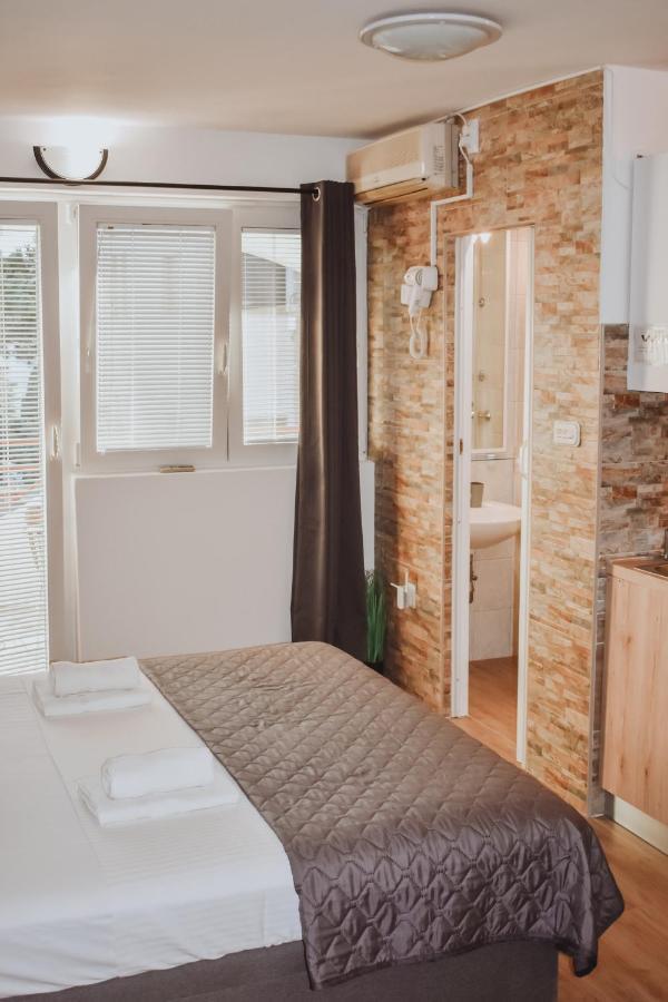 Apartmani Luky Karlobag Extérieur photo